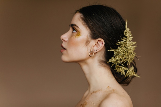 attractive-black-haired-lady-with-pale-skin-looking-up-indoor-photo-debonair-girl-with-green-leaf-hair_197531-13998